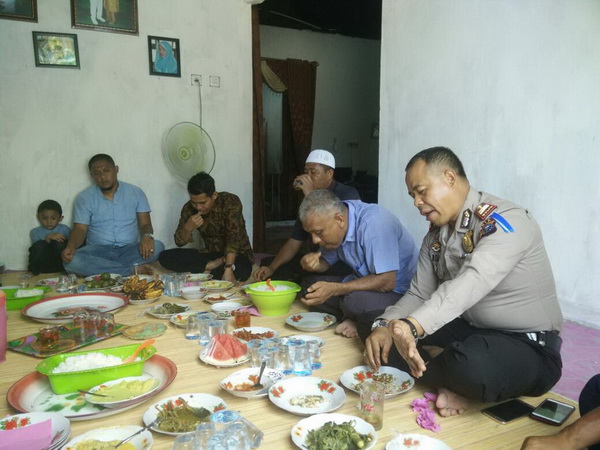 Kapolsek Sambangi Kediaman Kades Pantai Raja, Sampaikan Pesan Kantibmas